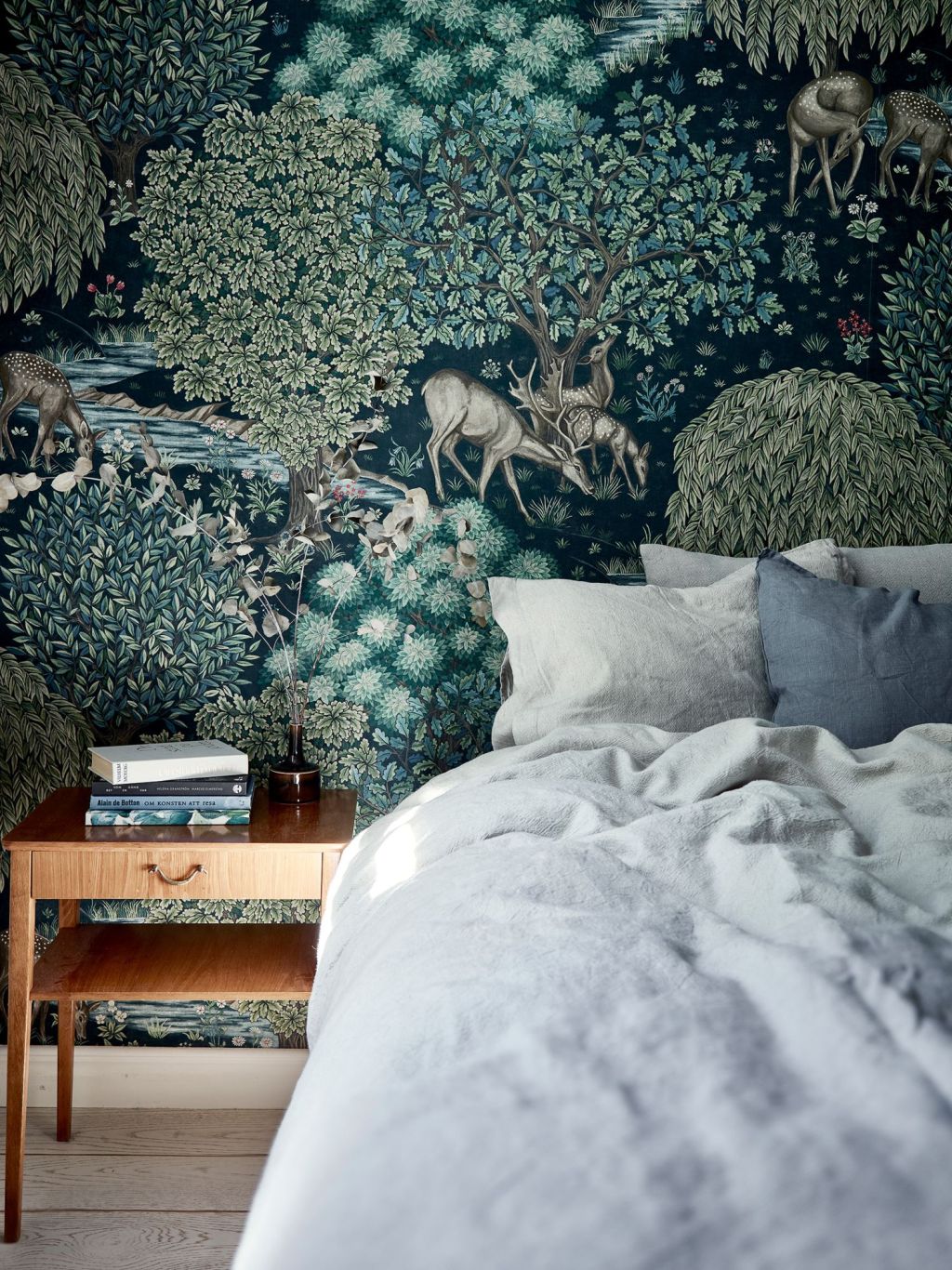 Makuuhuoneen seinillä taustakuva rohkeilla väreillä